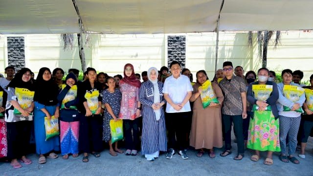Wakil Gubernur Sulawesi Selatan, Fatmawati Rusdi, bersama pimpinan DPRD Sulsel menggelar aksi sosial bertajuk Jumat Berkah.
