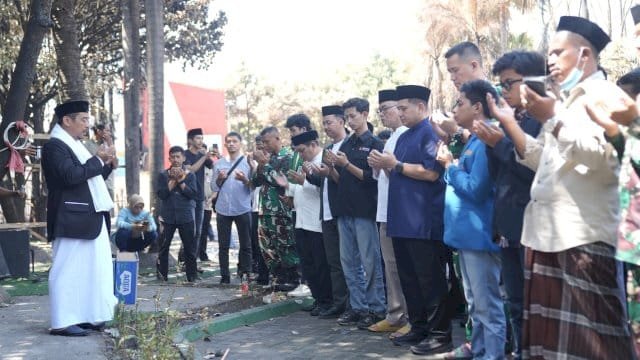 Salat ghaib di pelataran Kantor DPRD Makassar.
