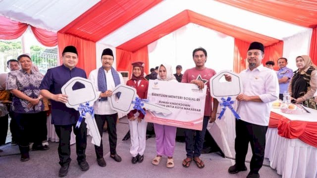 Gubernur Sulsel, Andi Sudirman Sulaiman mendampingi Menteri Sosial RI Saifullah Yusuf (Gus Ipul) meresmikan bantuan rumah layak huni (knockdown).