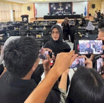 Suasana Paripurna Perdana DPRD Sulsel di Luar Kantor Sejak 1976, Gedung Lama Dibakar Massa