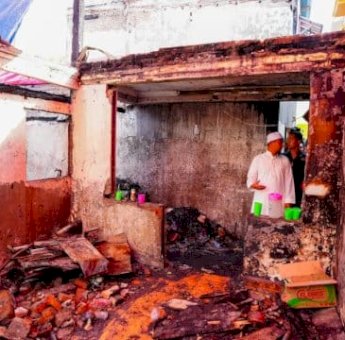 Gubernur Sulsel Tinjau Lokasi Kebakaran di Jalan Baji Dakka, Serahkan Santunan untuk Korban