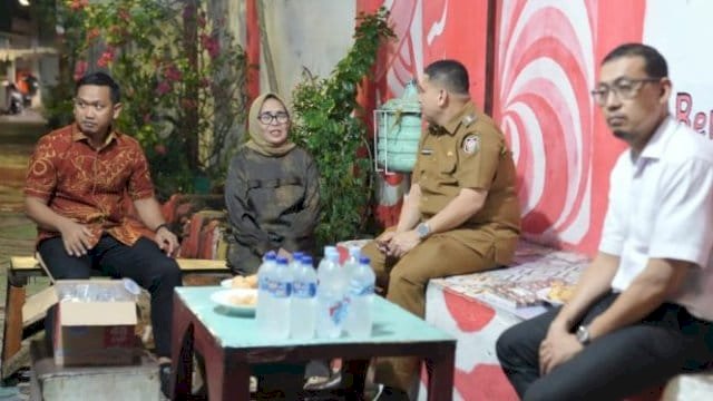 Dalam kunjungan itu, DPRD meminta penjelasan langsung dari Dinas Lingkungan Hidup (DLH) Kota Palopo. Kepala DLH, Emil Nugraha Salam, menjelaskan bahwa pihaknya telah menyiapkan solusi sementara berupa lahan baru seluas 2,5 hektare untuk menampung sampah. Namun, kapasitas tersebut diperkirakan hanya cukup untuk satu tahun. Mendengar penjelasan itu, Wakil Ketua DPRD Kota Palopo, Afri Jamil, menegaskan perlunya langkah strategis dan berkelanjutan. Ia mendorong DLH melakukan studi banding ke daerah yang telah menerapkan sistem pengelolaan sampah modern. &ldquo;Sekitar 60 persen sampah di TPA Mancani adalah plastik. Kalau tidak ada inovasi pengelolaan, masalah ini tidak akan selesai. Kami berharap DLH segera berkoordinasi dengan kementerian terkait agar ada dukungan teknologi dan anggaran,&rdquo; kata Afri. Melalui sidak ini, DPRD Kota Palopo memastikan akan terus mengawal persoalan lingkungan, khususnya dalam upaya mengatasi permasalahan sampah yang menjadi keresahan utama warga.