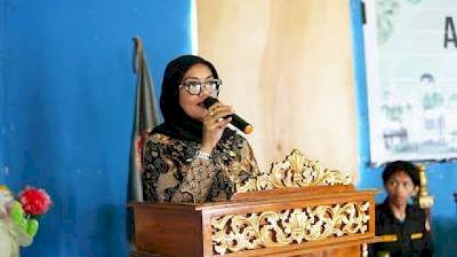 Bupati Sinjai melalui Staf Ahli Bidang Ekonomi, Keuangan, dan Pembangunan, Andi Tenri Rawe Baso, menyampaikan sambutan dalam acara pembukaan Aksi Bakti Desa di Aula Kantor Desa Batu Belerang, Kamis (11/9/2025).