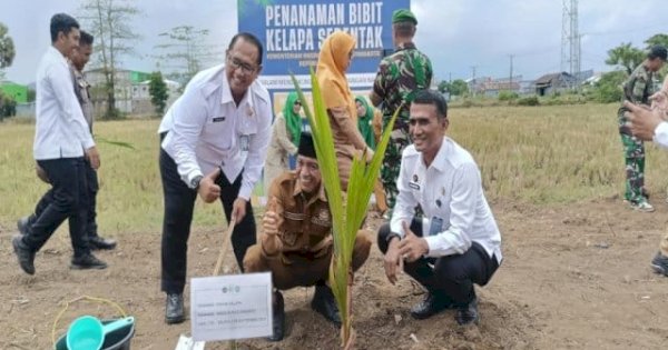 Dukung Program Nasional, Rutan Pangkep Tanam Kelapa di Jagong