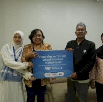 Donasi Rp27,4 Juta Diserahkan ke Budi Satpol PP Korban Kebakaran DPRD Makassar