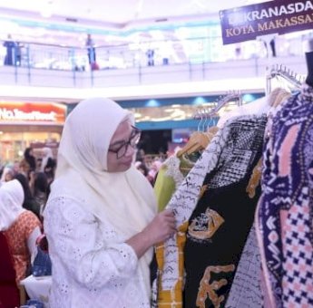 Dekranasda Makassar Pamerkan Tenun Bombang dan Tenun Lontara di Wastra Arajang 2025