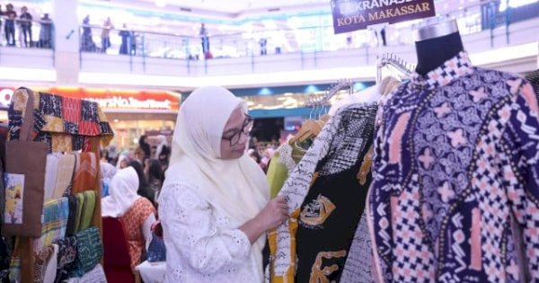 Dekranasda Makassar Pamerkan Tenun Bombang dan Tenun Lontara di Wastra Arajang 2025