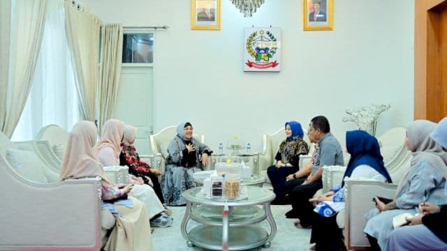 Wakil Gubernur Sulawesi Selatan, Fatmawati Rusdi, menerima kunjungan Duta Besar Republik Indonesia untuk Kuwait, Lena Maryana Mukti.