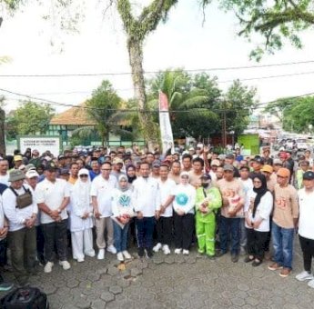 Gubernur Sulsel Serahkan Bantuan Sembako ke Satgas Kebersihan