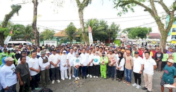 Gubernur Sulsel Serahkan Bantuan Sembako ke Satgas Kebersihan