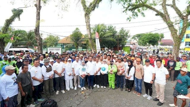 Gubernur Sulsel Serahkan Bantuan Sembako ke Satgas Kebersihan