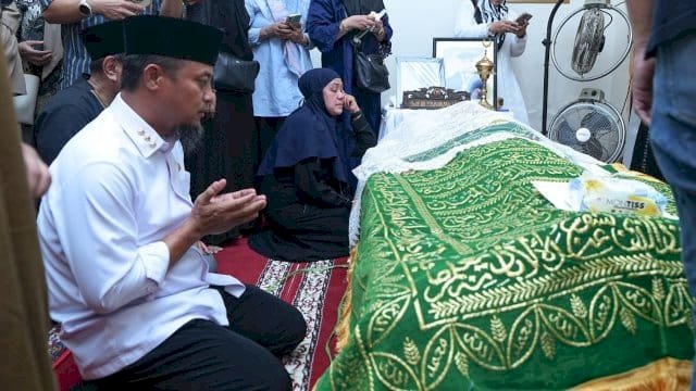 Gubernur Sulsel, Andi Sudirman Sulaiman, saat melayat ke rumah duka almarhum Prof Dr Paturungi Parawansa Karaeng Tobo, Rektor IKIP Ujungpandang periode 1982&ndash;1990.