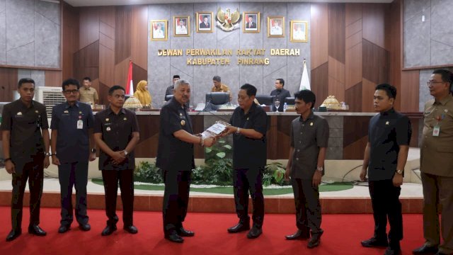 Bupati Pinrang H.A. Irwan Hamid, S.Sos, menghadiri Sidang Paripurna DPRD Pinrang.
