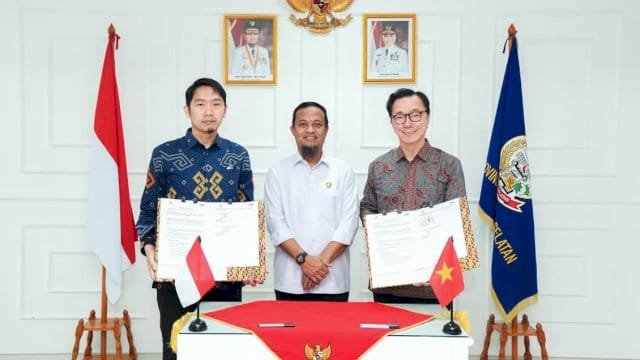 Gubernur Sulawesi Selatan, Andi Sudirman Sulaiman menyaksikan penandatanganan Nota Kesepahaman (MoU) antara Badan Usaha Milik Daerah (BUMD) Sulsel dengan perusahaan terbesar di Vietnam (Vingroup).