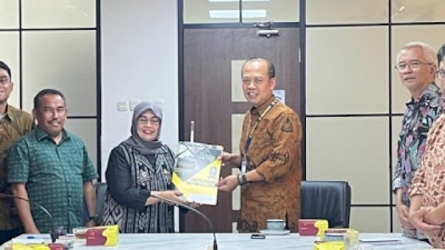 Bupati Sinjai, Dra Hj Ratnawati Arif bersama Kepala Dinas PUPR, H Haris Ahmad, ST berkoordinasi langsung dengan Kementerian Pekerjaan Umum dan Perumahan Rakyat (PUPR).