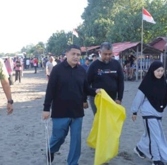 Pimpin Kerja Bakti Serentak, Munafri &ndash; Aliyah Ingatkan Jaga Kebersihan Lingkungan