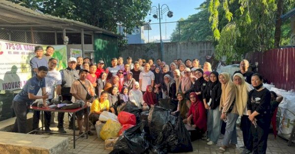 Peringati WCUD 2025, Diskominfo Makassar Gelar Kerja Bakti dan Kunjungi TPS3R