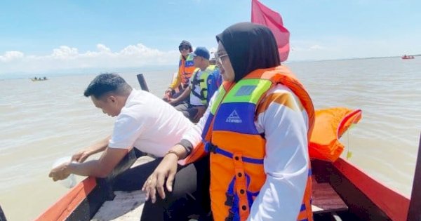 Bupati-Wabup Sidrap Lepas 20 Ribu Benih Ikan di Festival Danau Sidenreng 2025