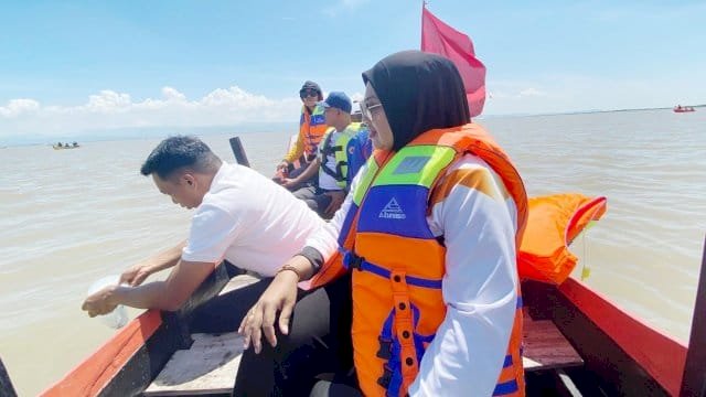 Bupati Sidrap, Syaharuddin Alrif, memimpin penaburan benih ikan nila dan mas di Danau Sidenreng.