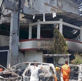 Polisi Rekonstruksi Kasus Pembakaran DPRD Makassar