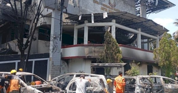 Polisi Rekonstruksi Kasus Pembakaran DPRD Makassar