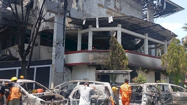 Polisi Rekonstruksi Kasus Pembakaran DPRD Makassar