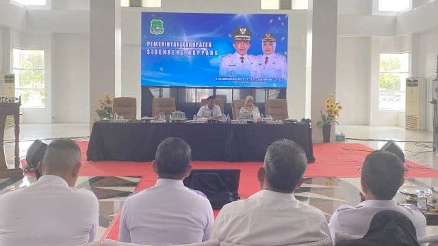 Bupati Sidenreng Rappang, Syaharuddin Alrif, memimpin rapat koordinasi OPD yang digelar di Lobi Kantor Bupati.