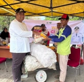 Pemkab Maros Peringati World Clean Up Day, Warga Tukar Sampah Dapat Beras dan Minyak