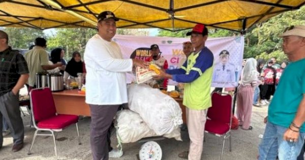 Pemkab Maros Peringati World Clean Up Day, Warga Tukar Sampah Dapat Beras dan Minyak