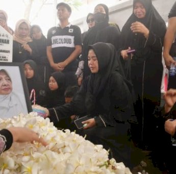 Ribuan Pelayat Iringi Pemakaman Ibunda Wagub Sulsel