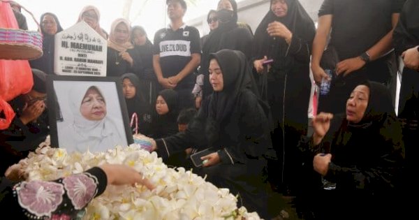 Ribuan Pelayat Iringi Pemakaman Ibunda Wagub Sulsel
