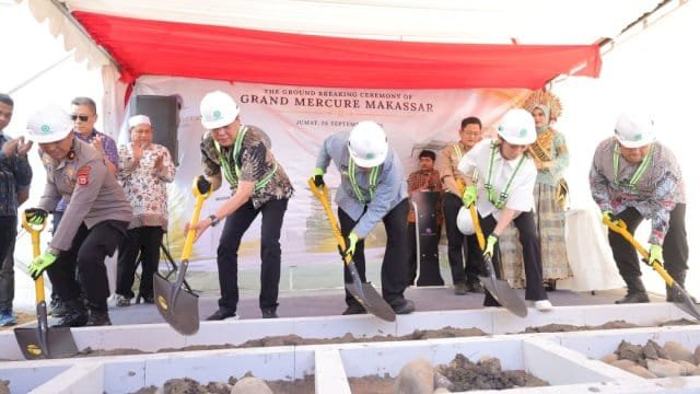 Wali Kota Makassar, Munafri Arifuddin, secara resmi melakukan peletakan batu pertama (groundbreaking) Hotel Grand Mercure, hotel bintang lima pertama di Makassar.