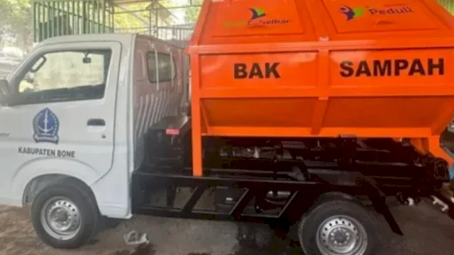 Bank Sulselbar Bantu Pemkab Bone Dua Unit Mobil Sampah