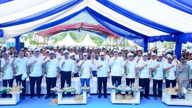 Gubernur Sulawesi Selatan, Andi Sudirman Sulaiman menghadiri pencanangan bibit jagung di Desa Manggalung, Kecamatan Mandalle.