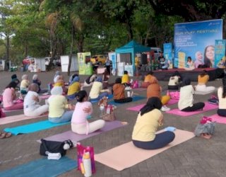 CitraCosmetic-Wardah Gelar Yoga Class di Pantai Akkarena, Ajak Peserta Lindungi Kulit Sambil Beraktivitas Sehat