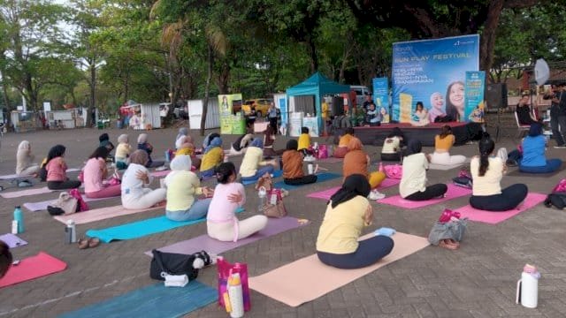 CitraCosmetic dan Wardah, sukses menggelar acara "Sun Play Fest Yoga Class" yang meriah di Pantai Akkarena, Makassar.