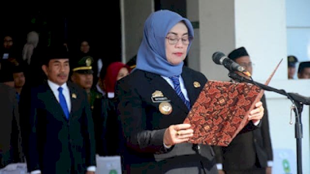 Bupati Sinjai, Hj. Ratnawati Arif bertindak sebagai Inspektur Upacara pada Peringatan Hari Kesaktian Pancasila Tahun 2025.