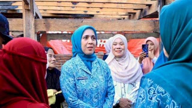 Ketua TP PKK Kabupaten Sinjai, Rozalina Andi Mahyanto didampingi Camat Sinjai Utara, Agus Salam, Lurah Lappa, A Rifai Aziz, menyambangi langsung korban kebakaran.