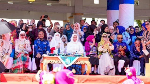 Ketua Tim Penggerak PKK Sulsel, Naoemi Octarina Sudirman, memberikan total hadiah sebesar Rp300 juta kepada para peserta jambore.