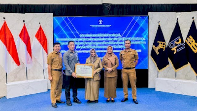 Bupati Sinjai, Hj. Ratnawati Arif menerima Piagam Penghargaan dari Kanwil Kemenkum Sulsel.