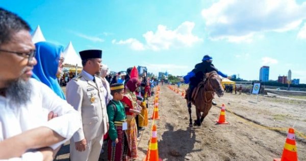 Pertama Kali Dilaksanakan, Andi Sudirman Buka Lomba Berkuda dan Memanah Gubernur Cup 2025