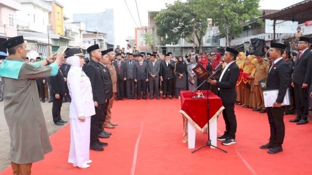 Bupati Sidrap, Syaharuddin Alrif melantik dan mengambil sumpah 48 pejabat administrator dan pengawas.