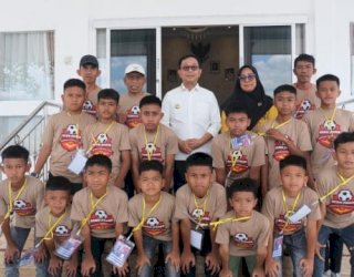 Bupati Soppeng Suwardi Lepas Tim Sepak Bola Sewo Junior ke Premier League U-12 di Magelang