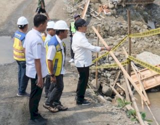 Bupati Soppeng Suwardi Haseng Tinjau Progres Berjalan dan Pastikan Kondisi Pekerjaan Jembatan Salokaraja
