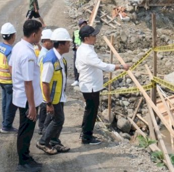 Bupati Soppeng Suwardi Haseng Tinjau Progres Berjalan dan Pastikan Kondisi Pekerjaan Jembatan Salokaraja