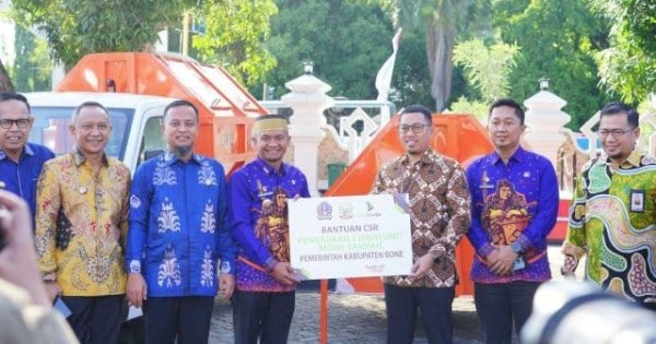 Bank Sulselbar Bone Serahkan Bantuan CSR Senilai Rp 1,1 Miliar