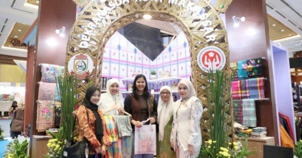 Booth Dekranasda Makassar Diserbu Pengunjung di Hari Pertama Inacraft 2025