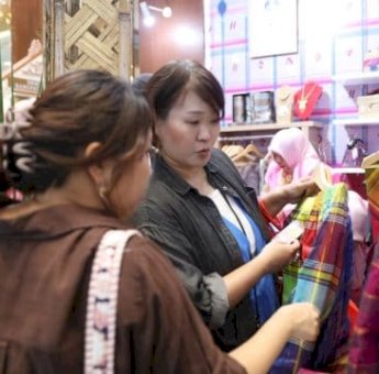 Wastra Bugis-Makassar Pikat Pengunjung, Produk Dekranasda Makassar Diborong Hingga Mancanegara