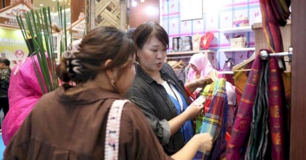 Wastra Bugis-Makassar Pikat Pengunjung, Produk Dekranasda Makassar Diborong Hingga Mancanegara