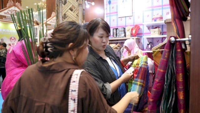 Koleksi produk binaan Dekranasda Kota Makassar sukses terjual di hari kedua ajang The Jakarta International Handicraft Trade Fair (INACRAFT) 2025.